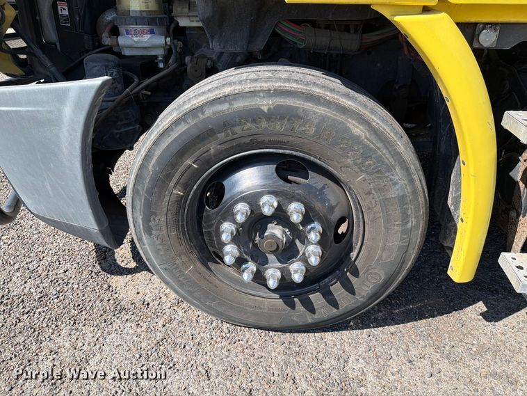 image for item ED5124 2017 Freightliner Cascadia semi truck