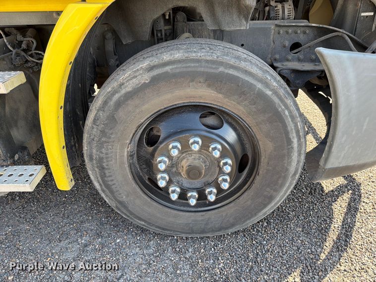 image for item ED5124 2017 Freightliner Cascadia semi truck