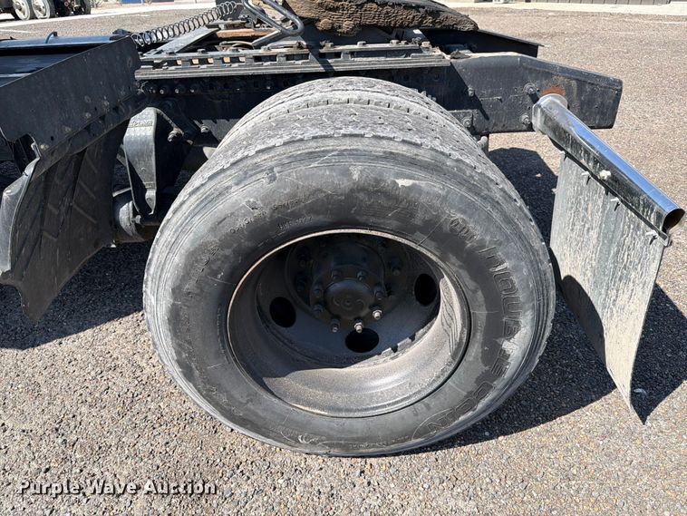 image for item ED5124 2017 Freightliner Cascadia semi truck