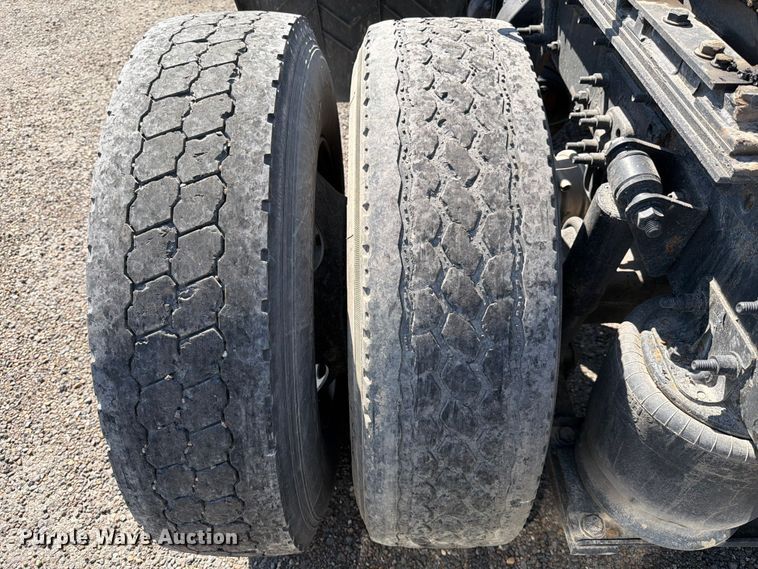 image for item ED5124 2017 Freightliner Cascadia semi truck