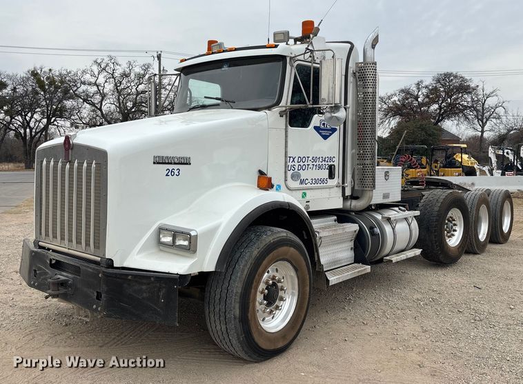 image for item EE0099 2015 Kenworth T800 semi truck