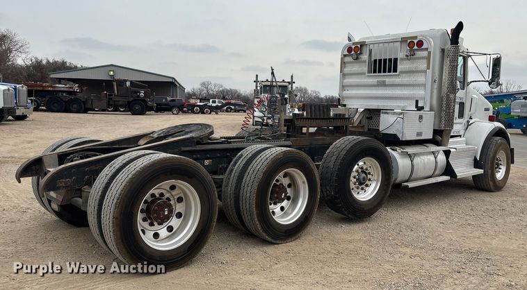 image for item EE0099 2015 Kenworth T800 semi truck