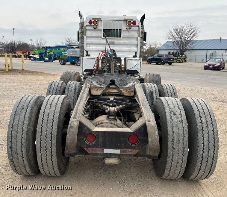 image for item EE0099 2015 Kenworth T800 semi truck