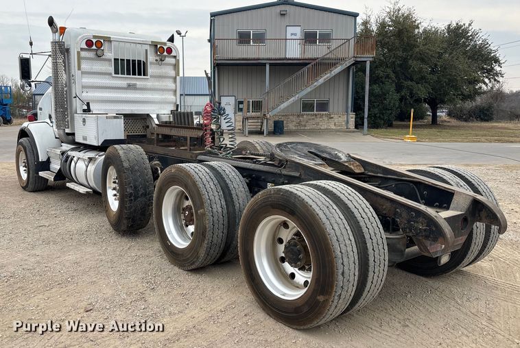 image for item EE0099 2015 Kenworth T800 semi truck