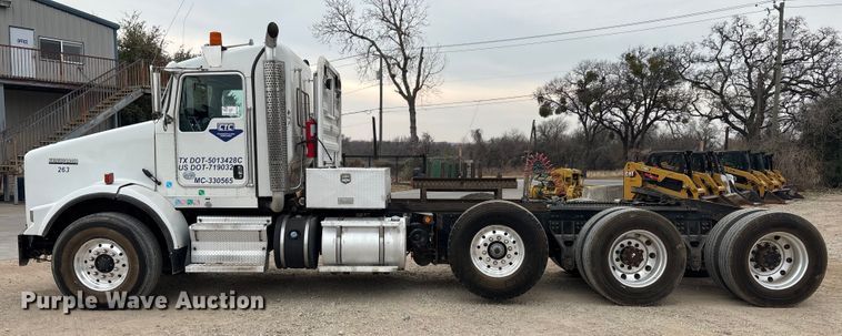 image for item EE0099 2015 Kenworth T800 semi truck
