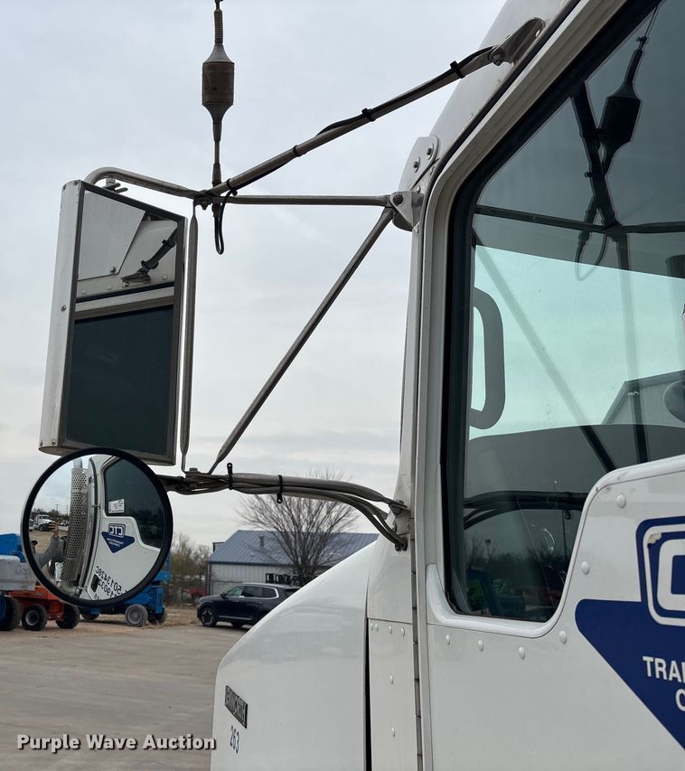 image for item EE0099 2015 Kenworth T800 semi truck