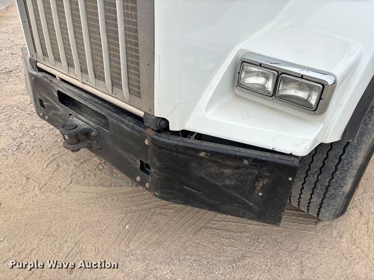 image for item EE0099 2015 Kenworth T800 semi truck