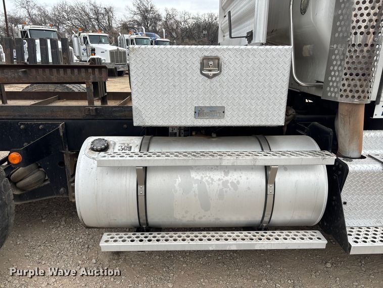 image for item EE0099 2015 Kenworth T800 semi truck