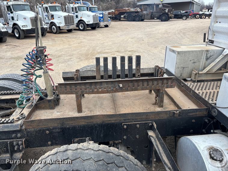 image for item EE0099 2015 Kenworth T800 semi truck