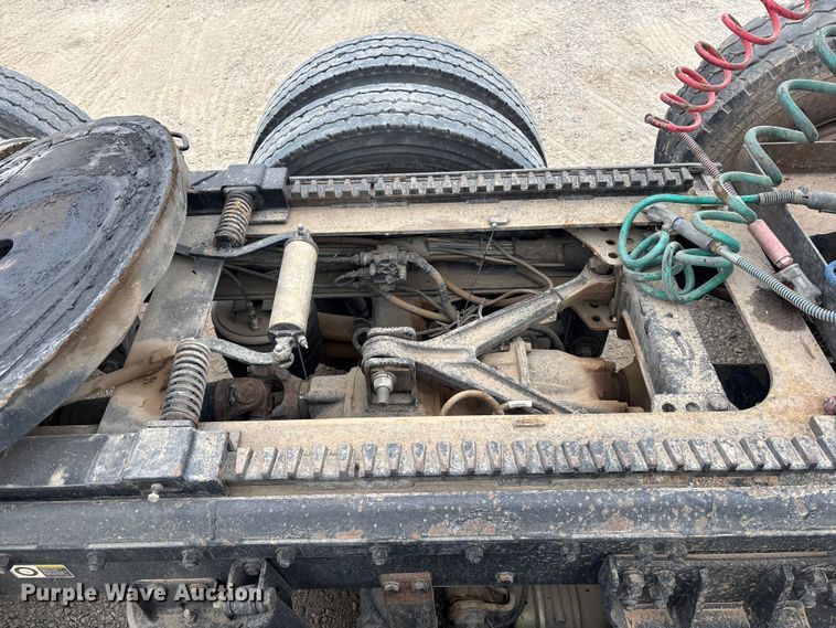 image for item EE0099 2015 Kenworth T800 semi truck