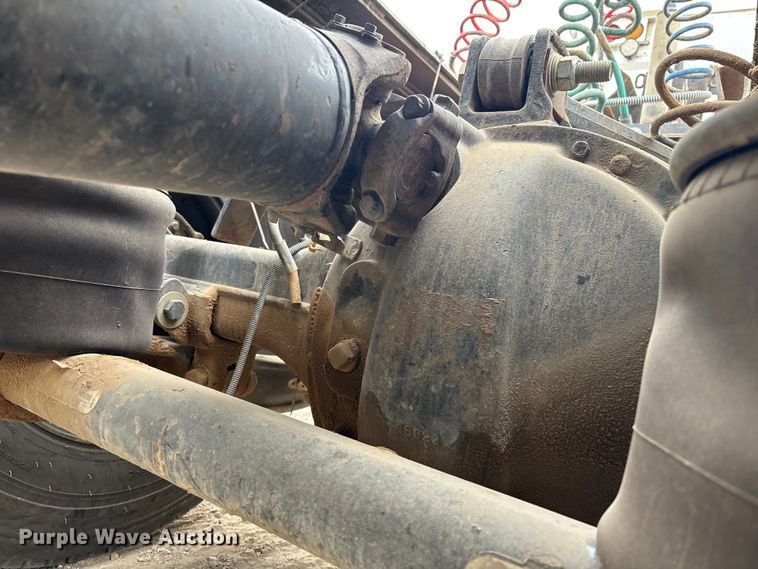 image for item EE0099 2015 Kenworth T800 semi truck