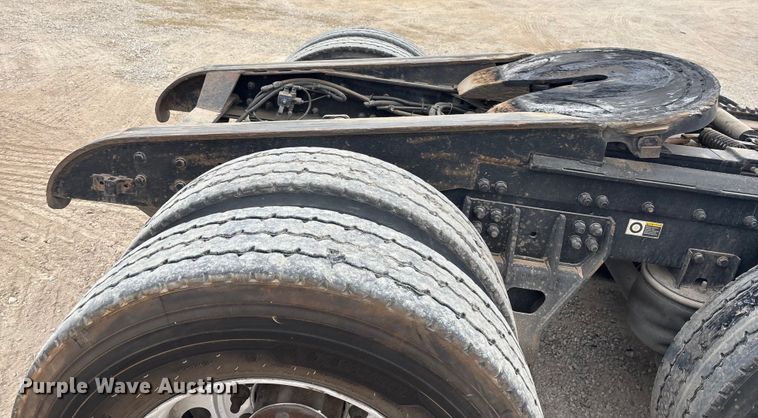 image for item EE0099 2015 Kenworth T800 semi truck
