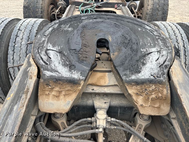 image for item EE0099 2015 Kenworth T800 semi truck