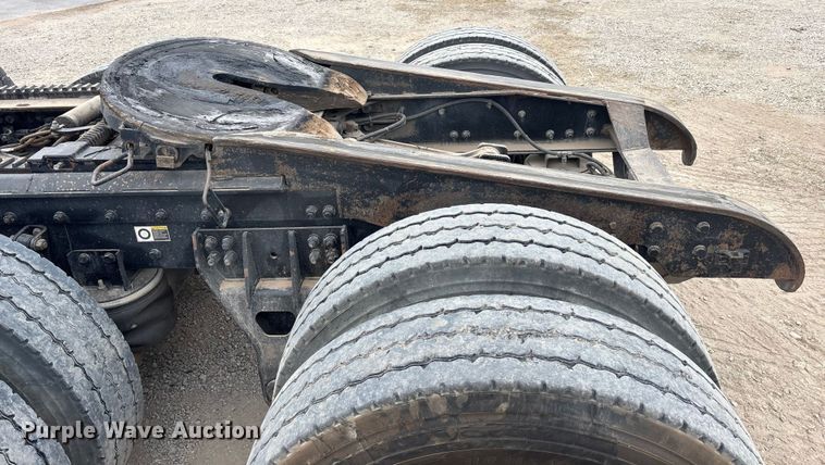 image for item EE0099 2015 Kenworth T800 semi truck