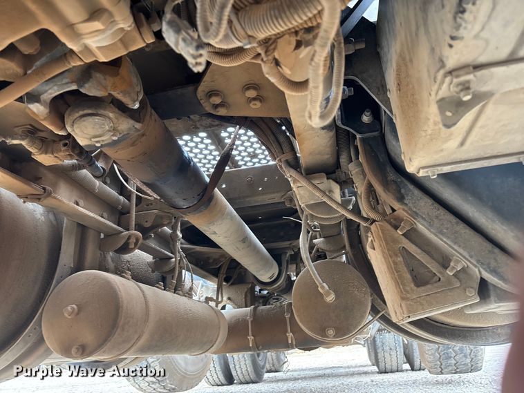 image for item EE0099 2015 Kenworth T800 semi truck