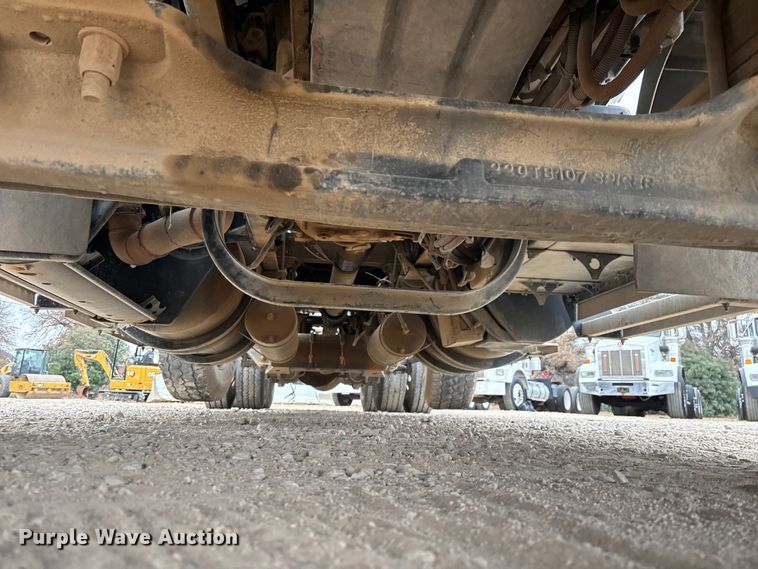 image for item EE0099 2015 Kenworth T800 semi truck