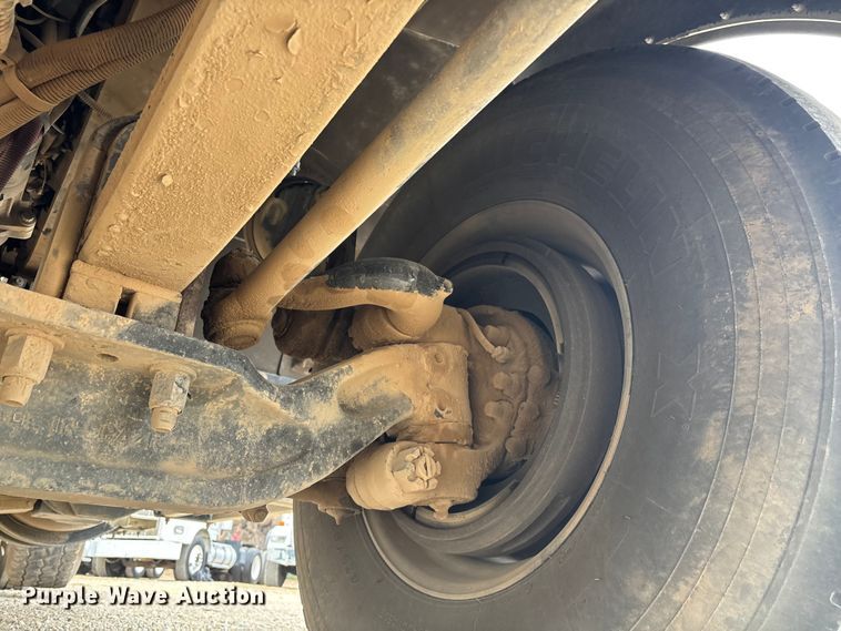 image for item EE0099 2015 Kenworth T800 semi truck