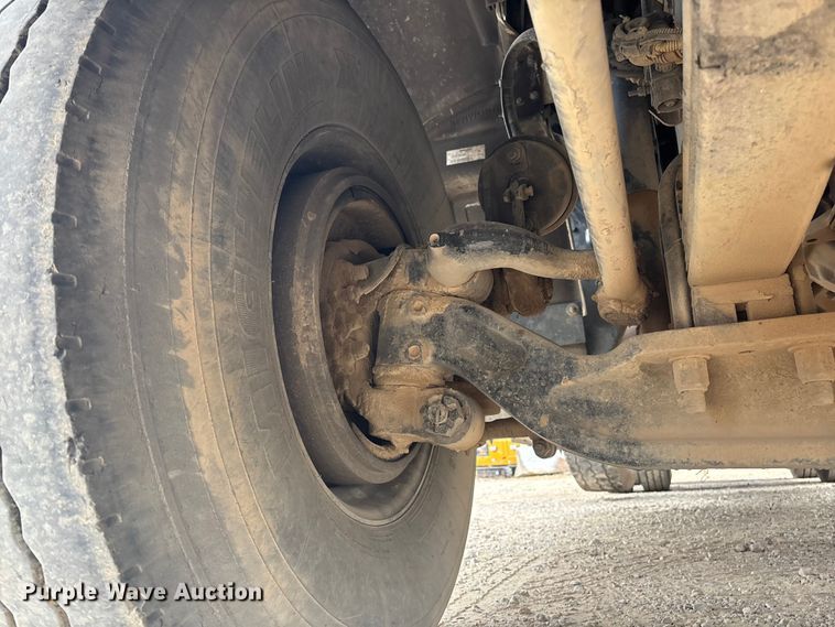 image for item EE0099 2015 Kenworth T800 semi truck