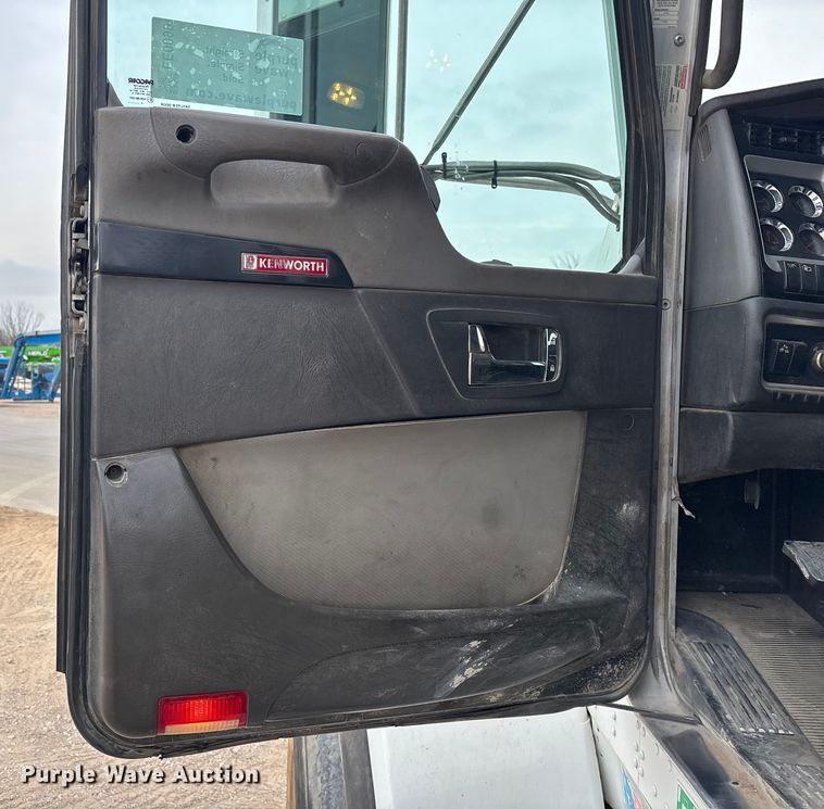 image for item EE0099 2015 Kenworth T800 semi truck