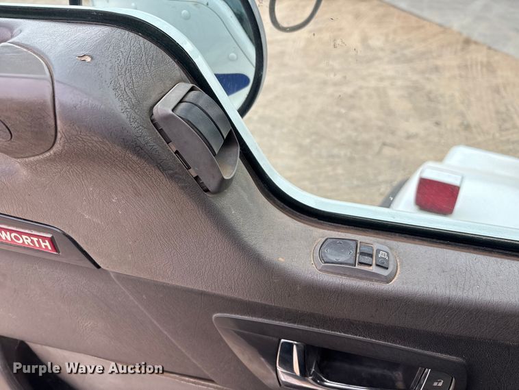 image for item EE0099 2015 Kenworth T800 semi truck