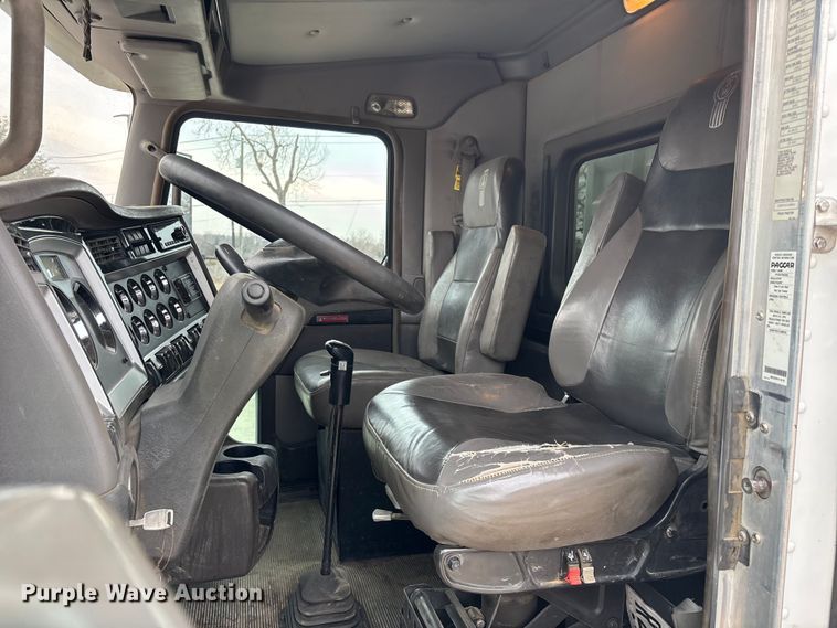 image for item EE0099 2015 Kenworth T800 semi truck