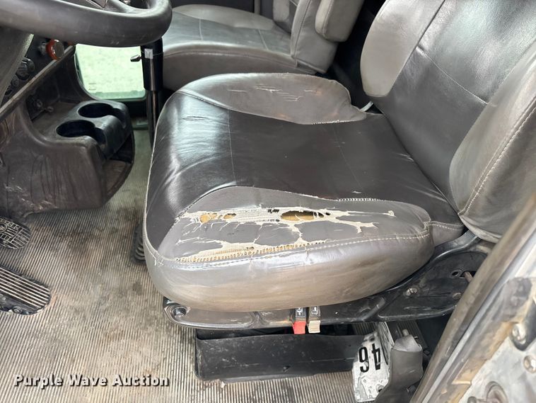 image for item EE0099 2015 Kenworth T800 semi truck