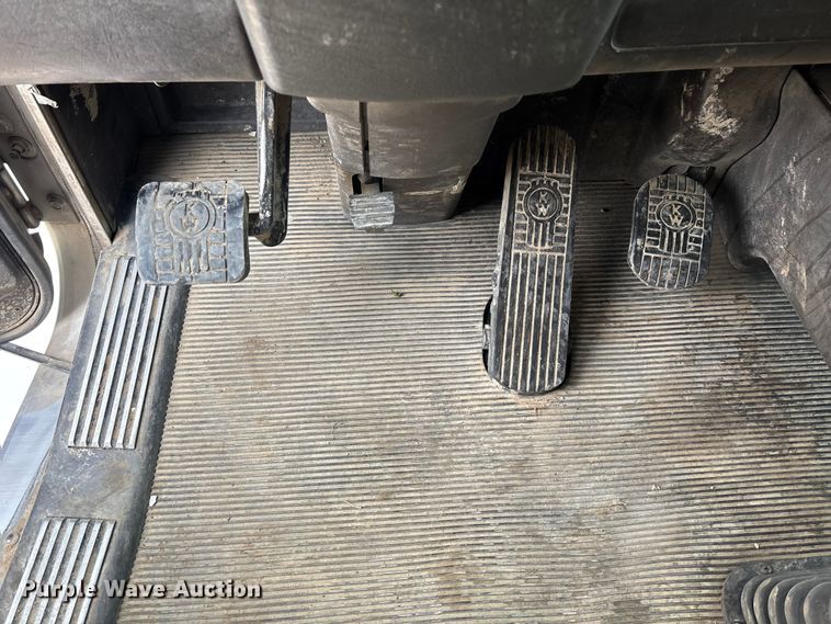 image for item EE0099 2015 Kenworth T800 semi truck