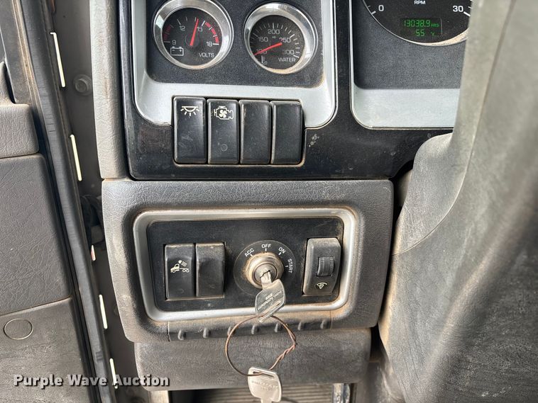 image for item EE0099 2015 Kenworth T800 semi truck