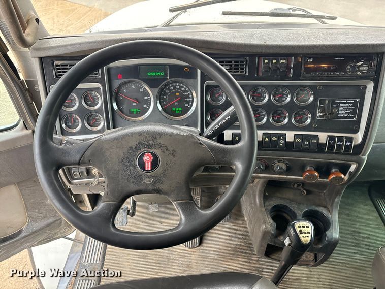 image for item EE0099 2015 Kenworth T800 semi truck