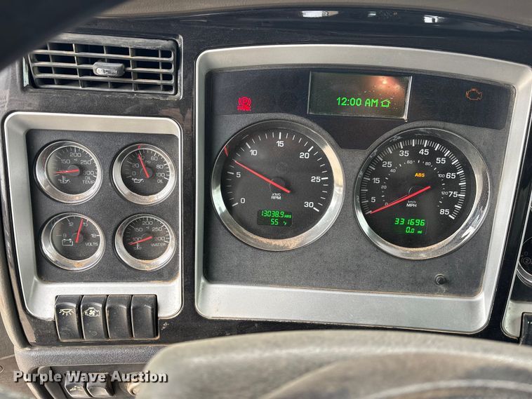 image for item EE0099 2015 Kenworth T800 semi truck