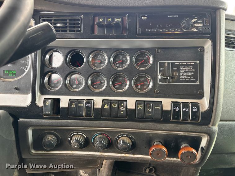 image for item EE0099 2015 Kenworth T800 semi truck