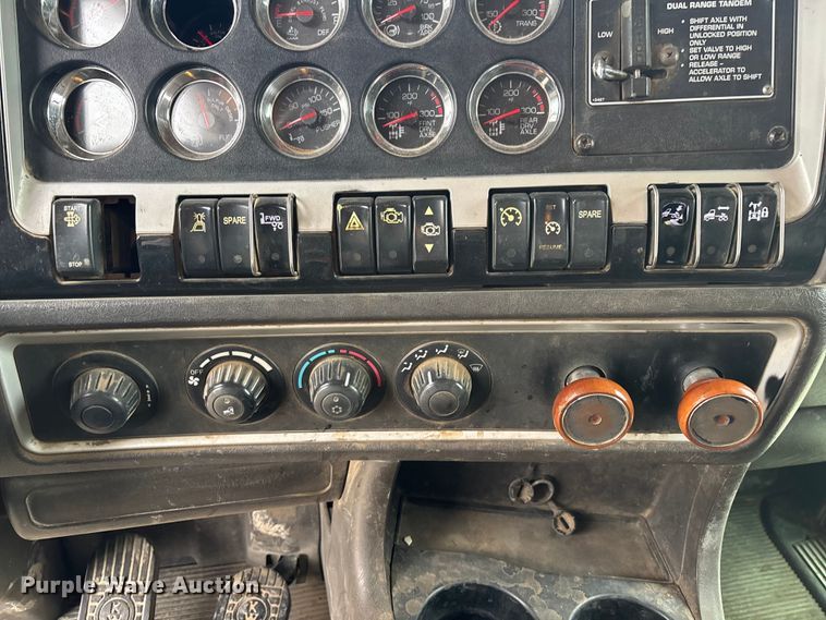 image for item EE0099 2015 Kenworth T800 semi truck