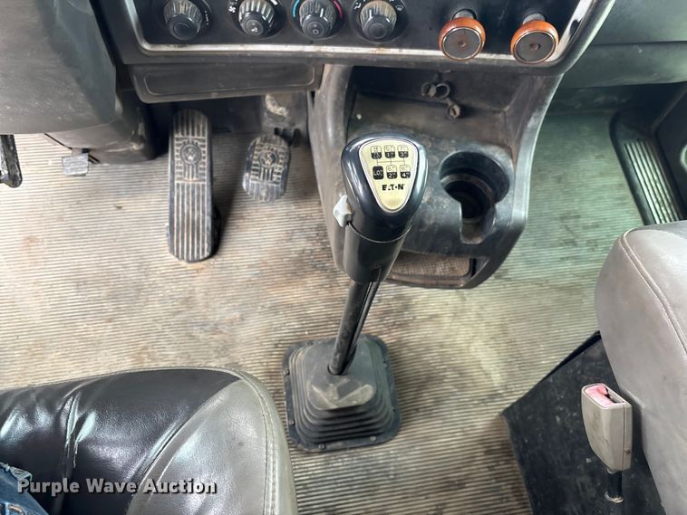 image for item EE0099 2015 Kenworth T800 semi truck