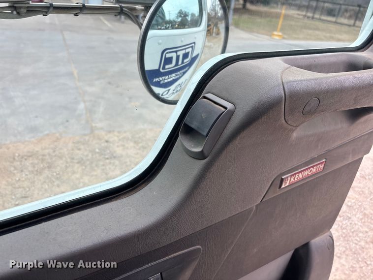 image for item EE0099 2015 Kenworth T800 semi truck