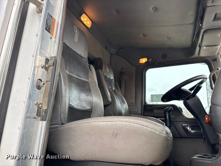 image for item EE0099 2015 Kenworth T800 semi truck