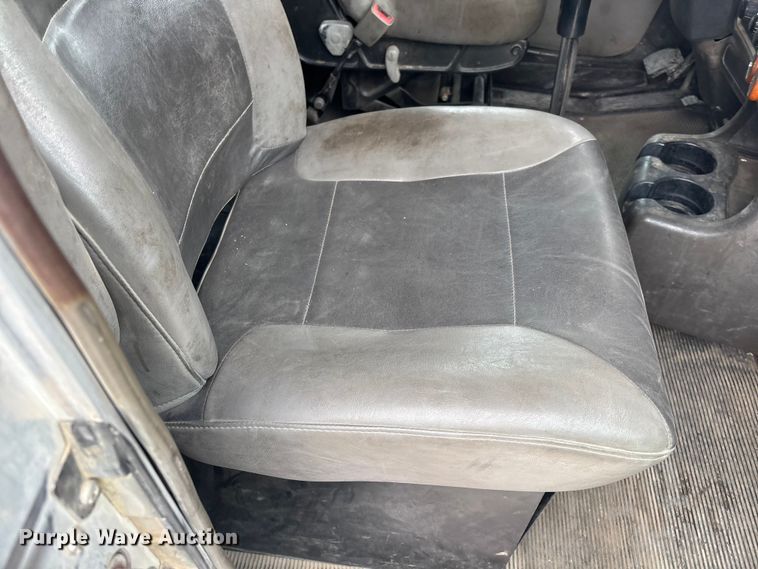 image for item EE0099 2015 Kenworth T800 semi truck