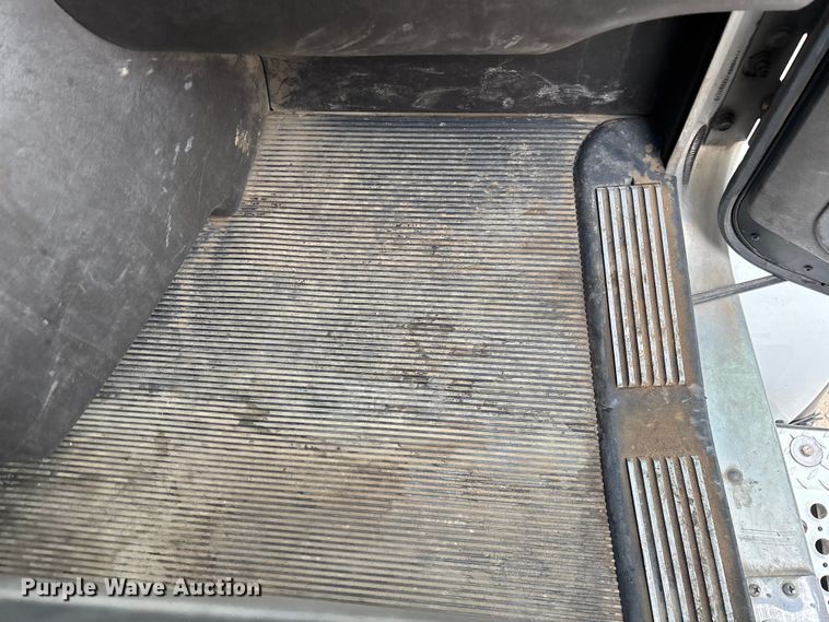 image for item EE0099 2015 Kenworth T800 semi truck