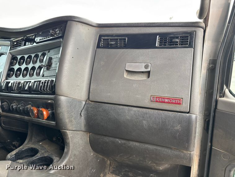 image for item EE0099 2015 Kenworth T800 semi truck