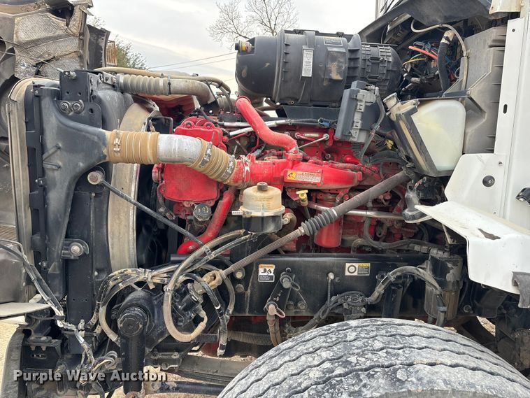 image for item EE0099 2015 Kenworth T800 semi truck