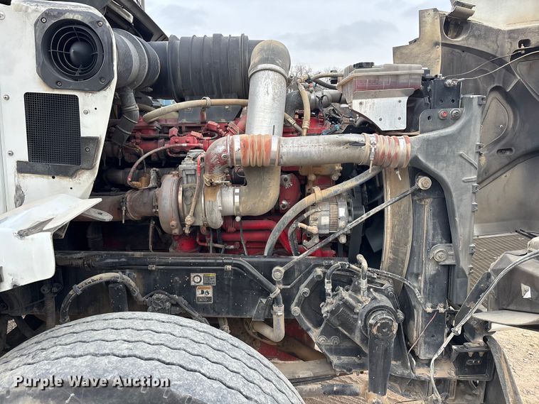 image for item EE0099 2015 Kenworth T800 semi truck