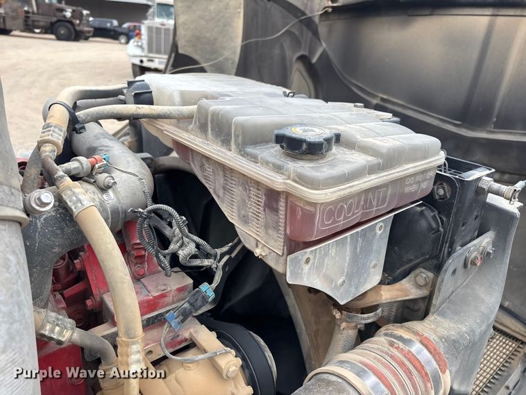 image for item EE0099 2015 Kenworth T800 semi truck