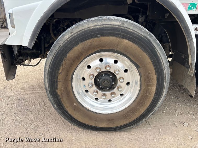 image for item EE0099 2015 Kenworth T800 semi truck