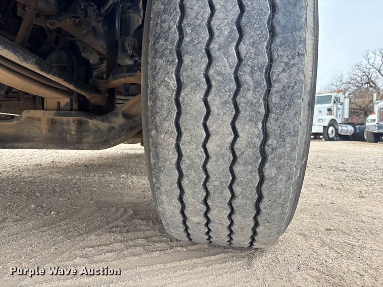 image for item EE0099 2015 Kenworth T800 semi truck