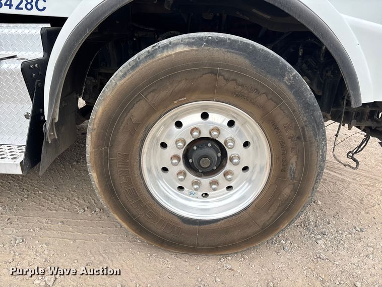 image for item EE0099 2015 Kenworth T800 semi truck