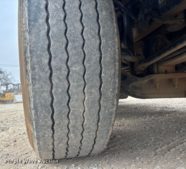 image for item EE0099 2015 Kenworth T800 semi truck