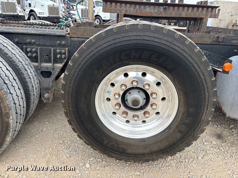 image for item EE0099 2015 Kenworth T800 semi truck