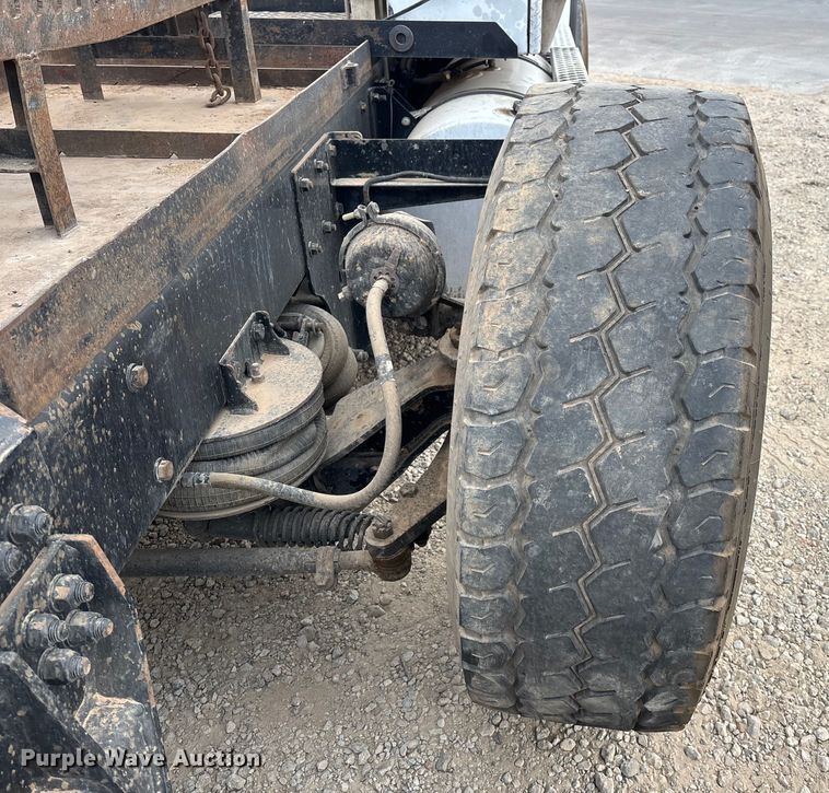 image for item EE0099 2015 Kenworth T800 semi truck