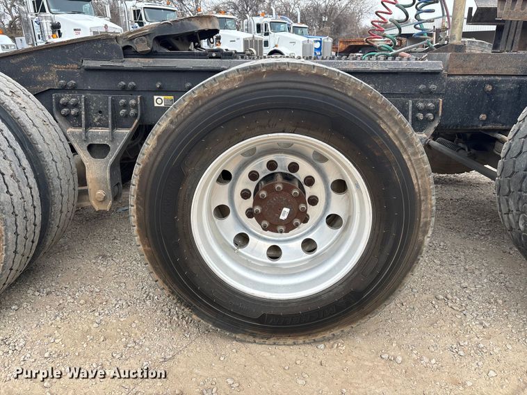 image for item EE0099 2015 Kenworth T800 semi truck