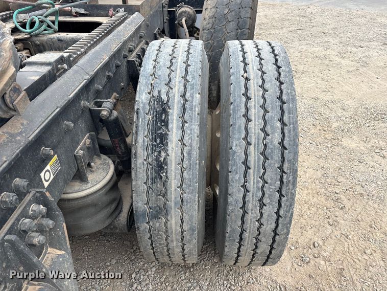 image for item EE0099 2015 Kenworth T800 semi truck