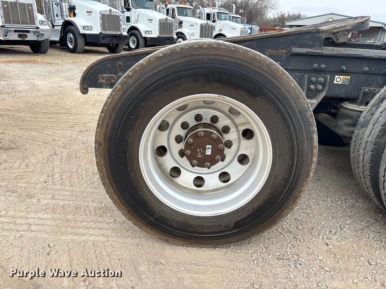 image for item EE0099 2015 Kenworth T800 semi truck